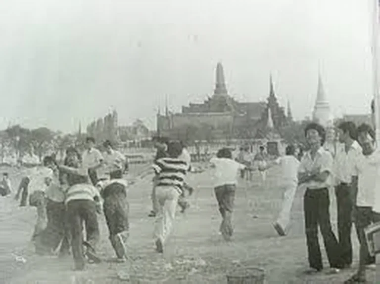 สนามราษฎร การช่วงชิงสถานที่เพื่อกิจกรรมทางการเมืองเชิงสัญลักษณ์จาก สนามหลวง สนามราษฎร การช่วงชิงสถานที่เพื่อกิจกรรมทางการเมืองเชิงสัญลักษณ์จาก สนามหลวง