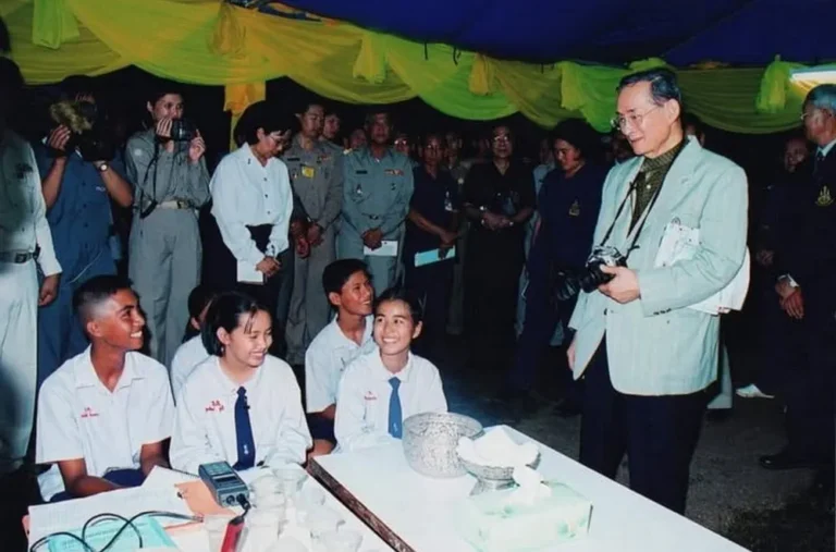 ครูของแผ่นดิน จากพระมหากรุณาธิคุณ ผู้เป็นต้นแบบครูและการศึกษาไทย ครูของแผ่นดิน จากพระมหากรุณาธิคุณ ผู้เป็นต้นแบบครูและการศึกษาไทย